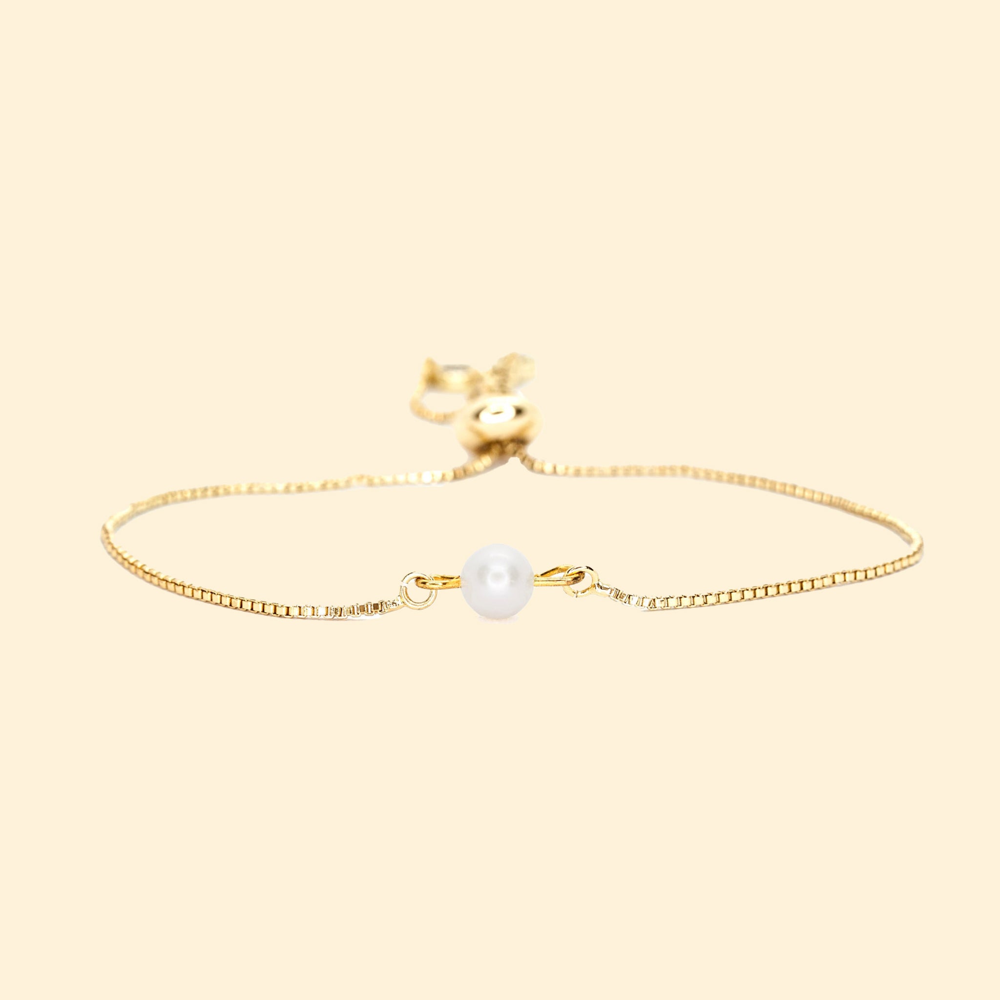 A circle freshwater pearl in the center of a dainty chain bracelet. 