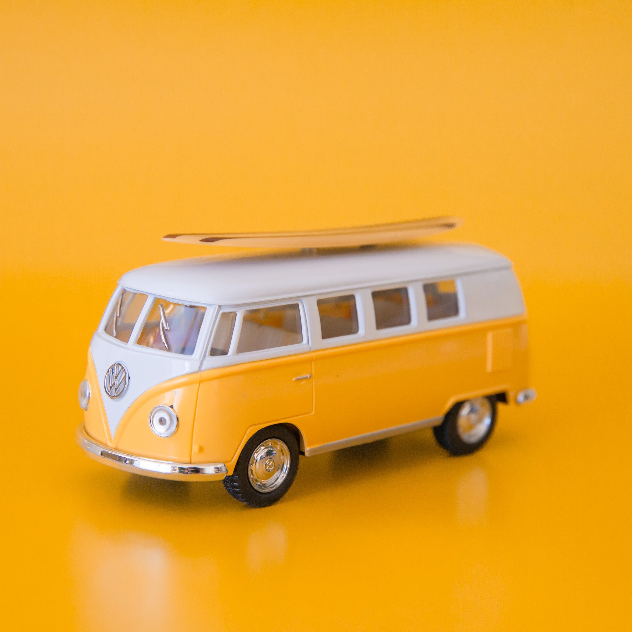 Classic Volkswagen Bus w/ Surfboard | Yellow – Pigment