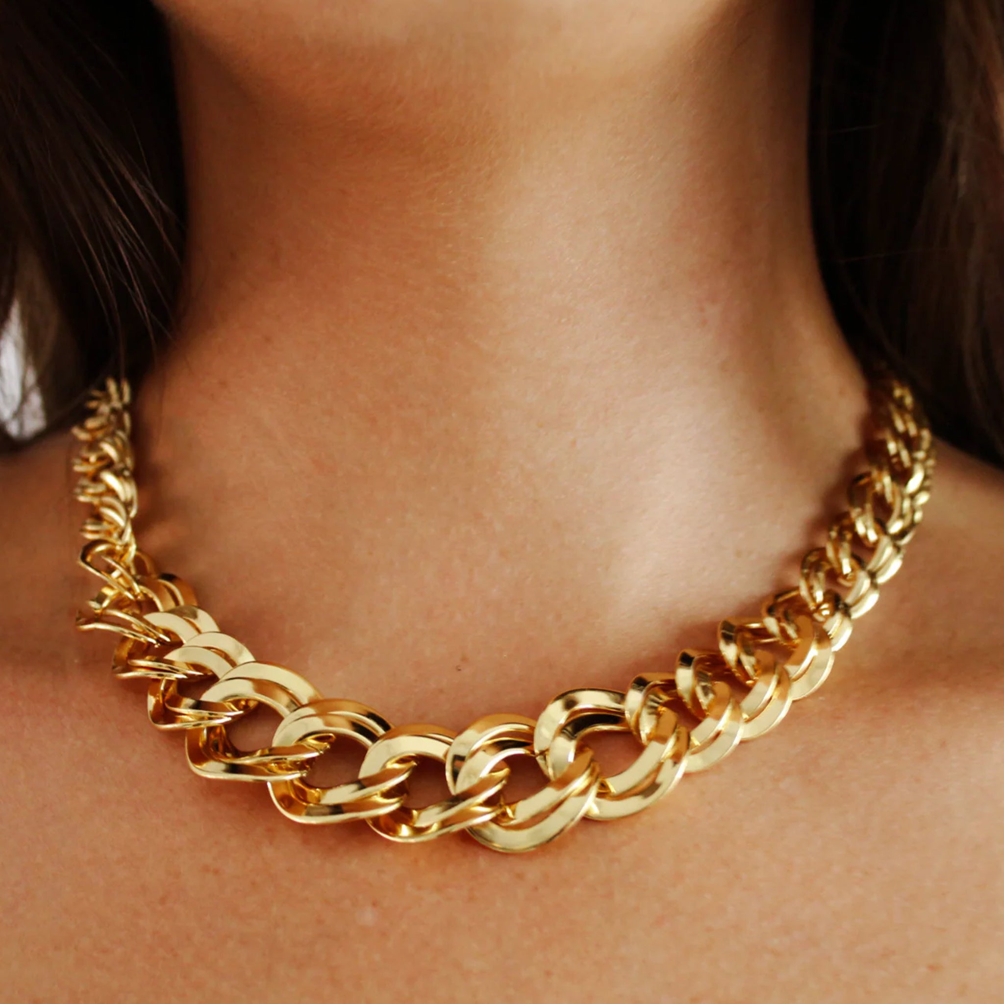 A gold chunky chain necklace. 