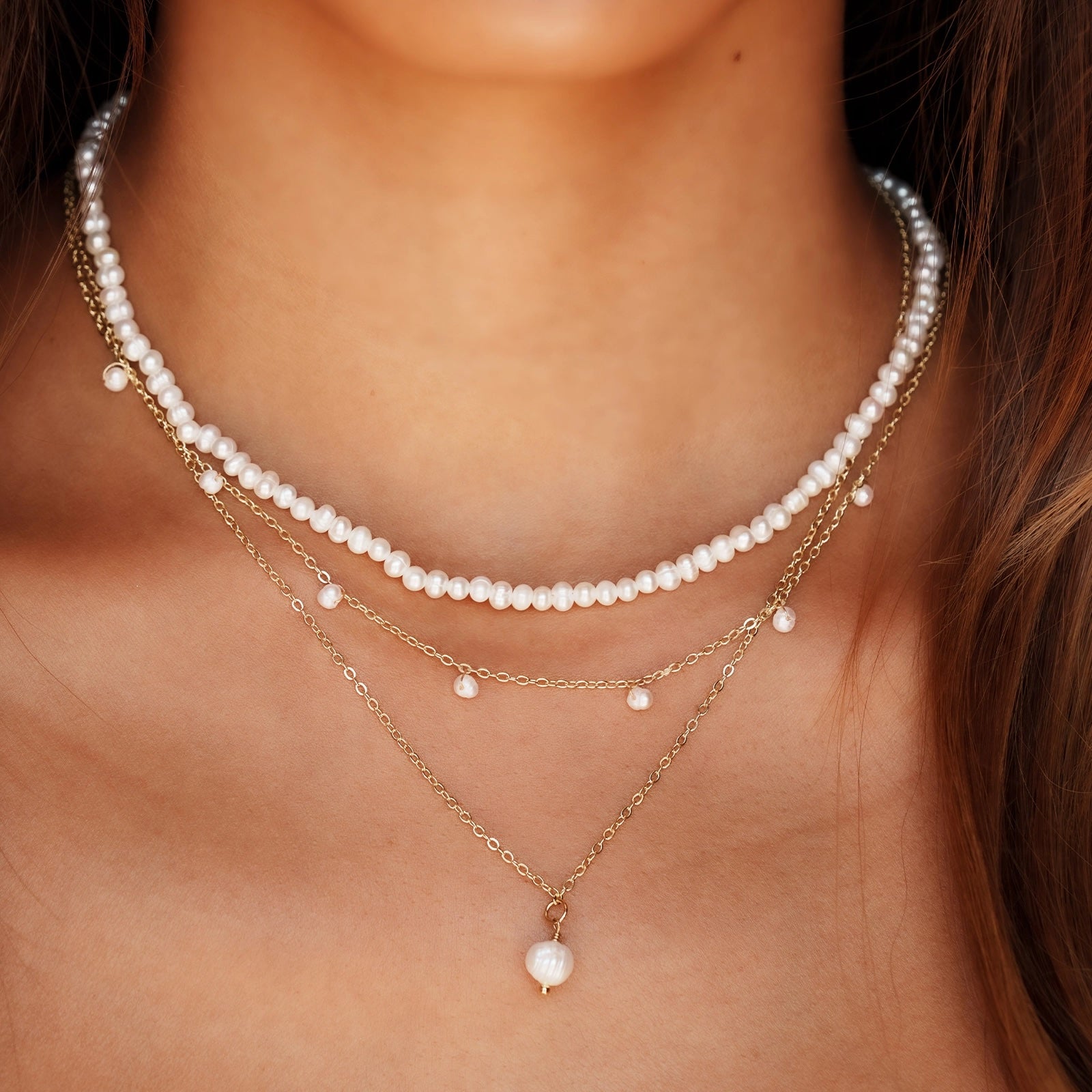 A pearl bead and gold chain necklace. 