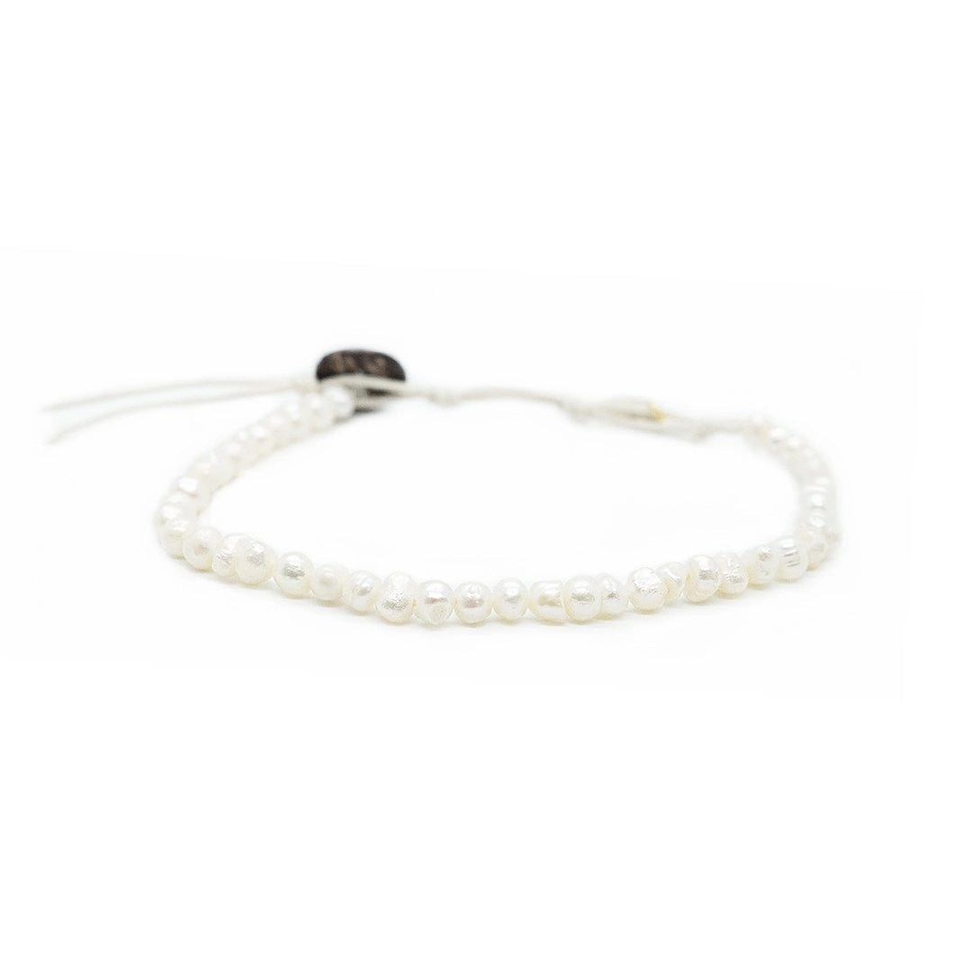 A pearl bead bracelet. 