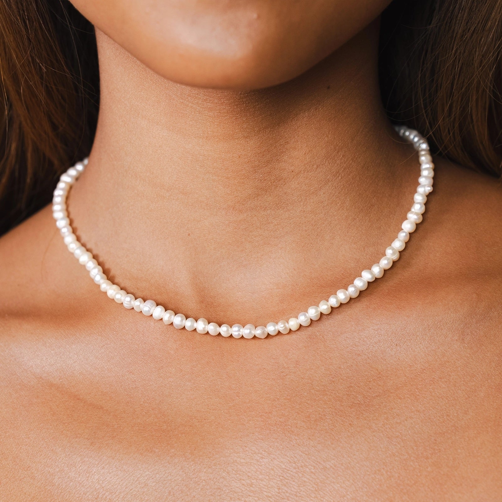 A pearl beaded necklace. 