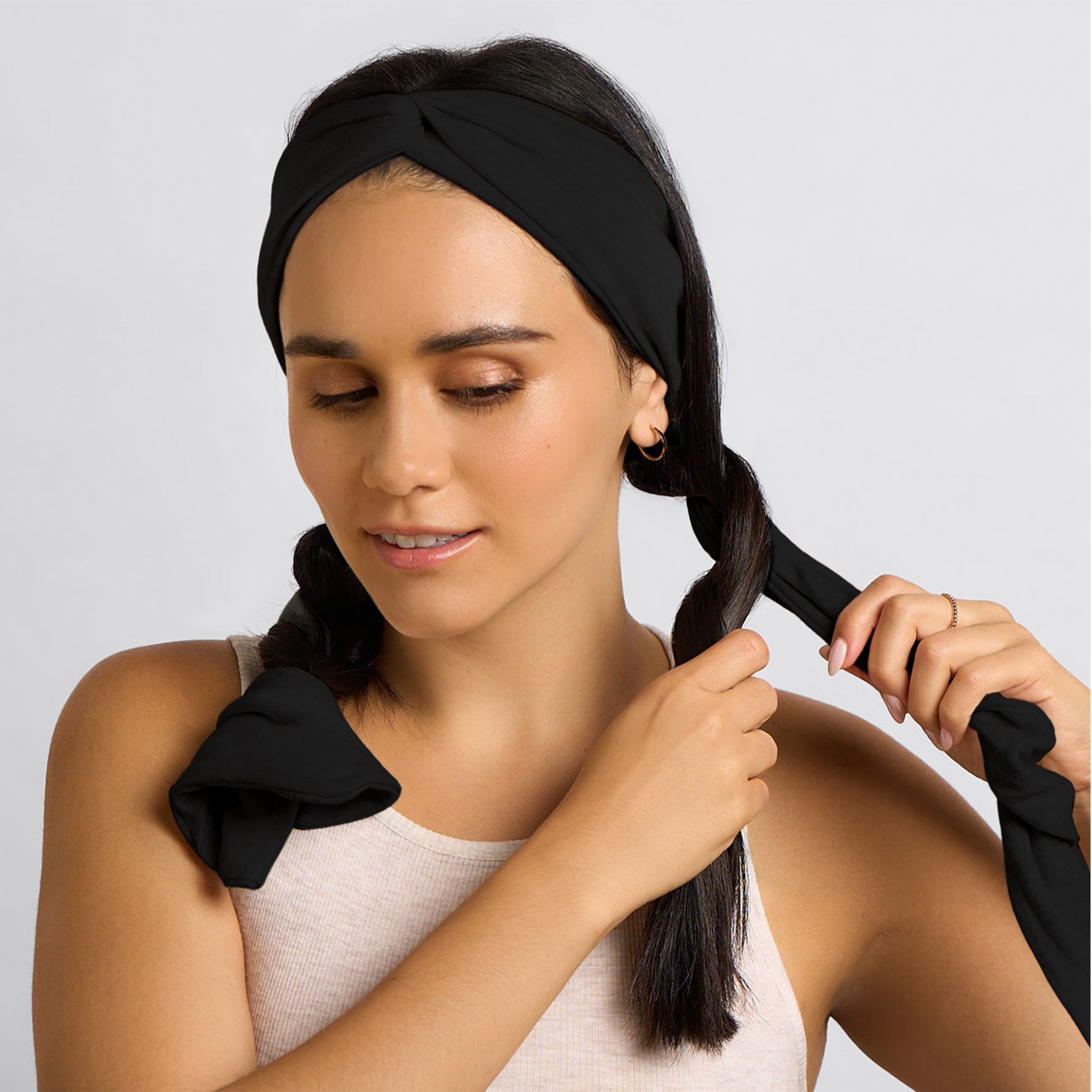 A model wearing the black headband heatless curlers. 