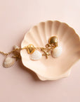 A shell and starfish charm bracelet. 