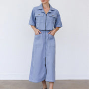 A midi blue skirt with front pockets. 