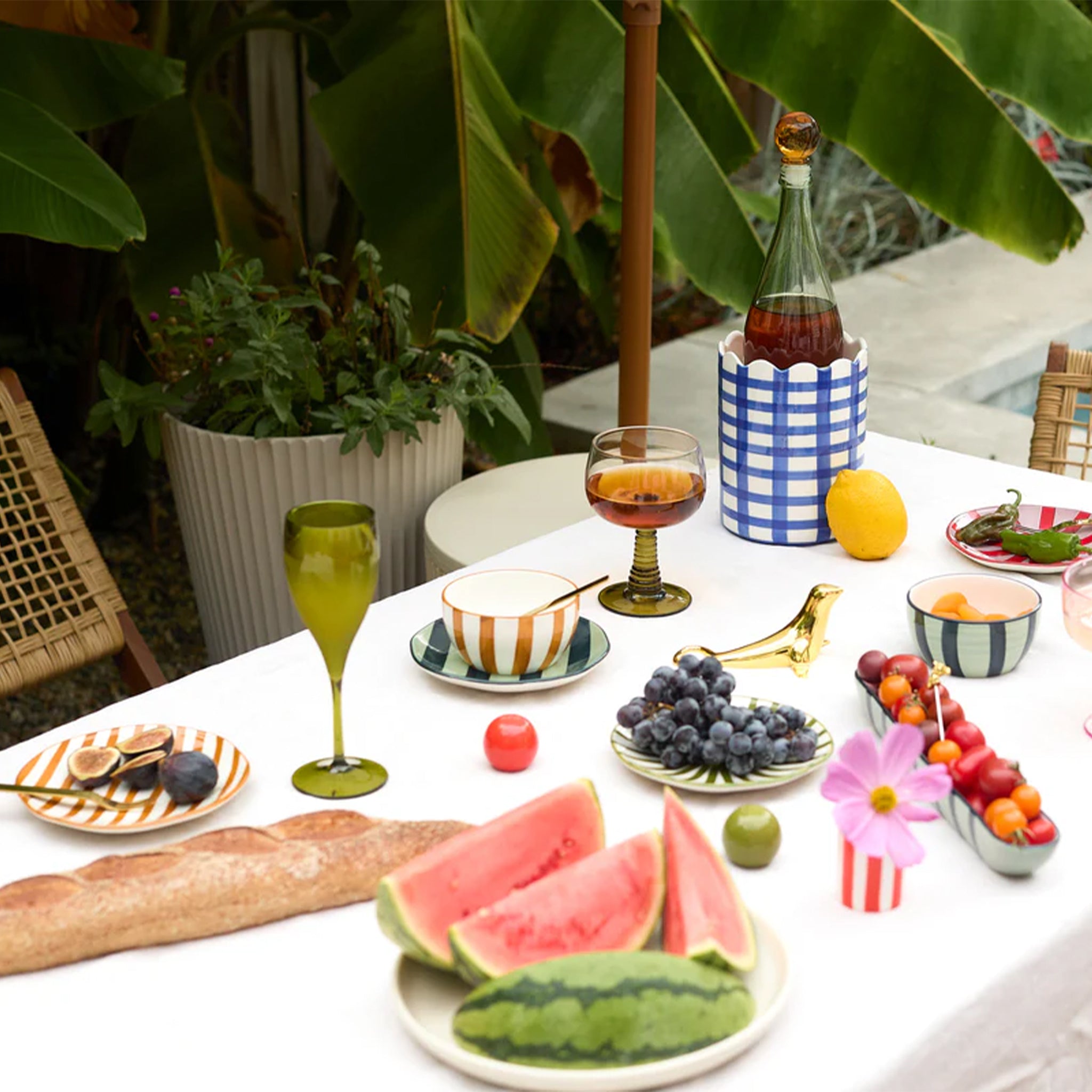 A pack of 6 mini gold forks for appetizers. 